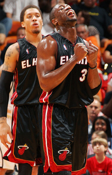 足球国足后防稳固，连续三场零封对手（国足防线稳如磐石，已连三场零封对手）