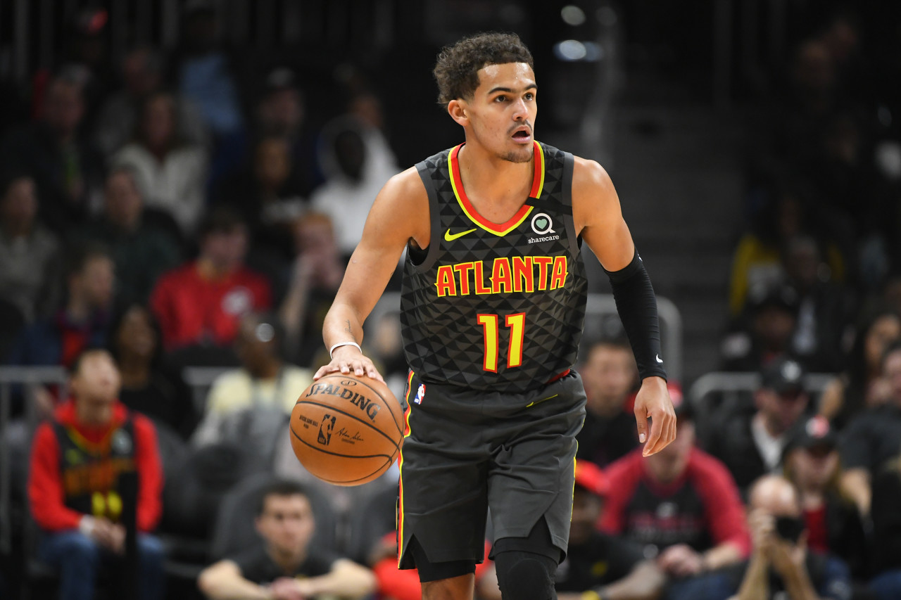 内马尔从中场跑回禁区开门球，结果队友直接开大脚让他无语（内马尔自中场折返准备主罚球门球，队友却一脚大脚解围令其无语）