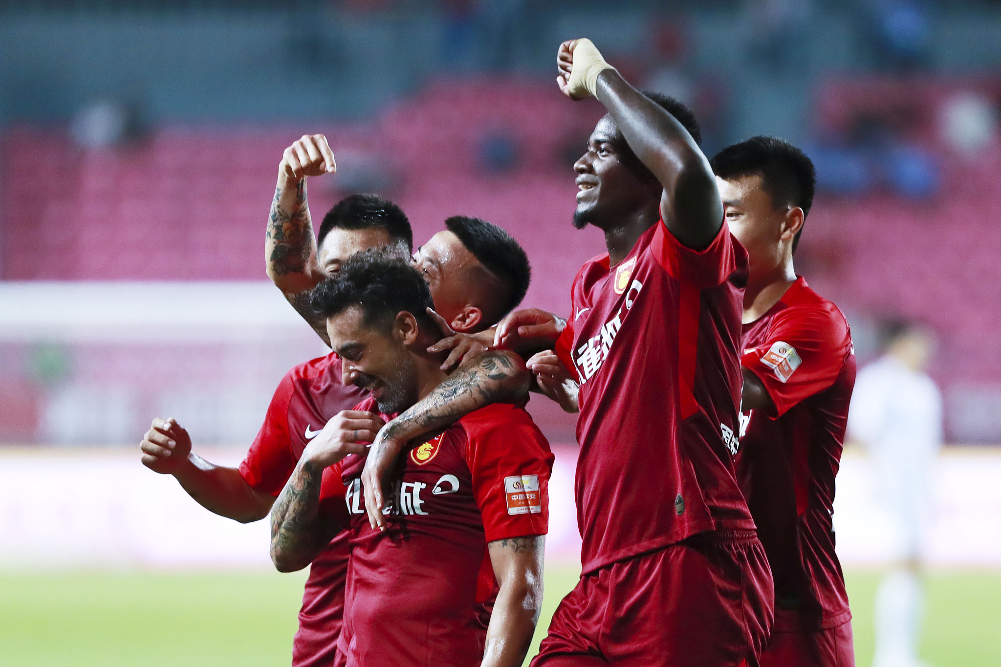 孙铭徽、胡金秋领衔广厦，王哲林、张镇麟领衔上海：一场篮球盛宴即将上演（孙铭徽携胡金秋坐镇广厦，王哲林联手张镇麟率领上海：巅峰对决蓄势待发）