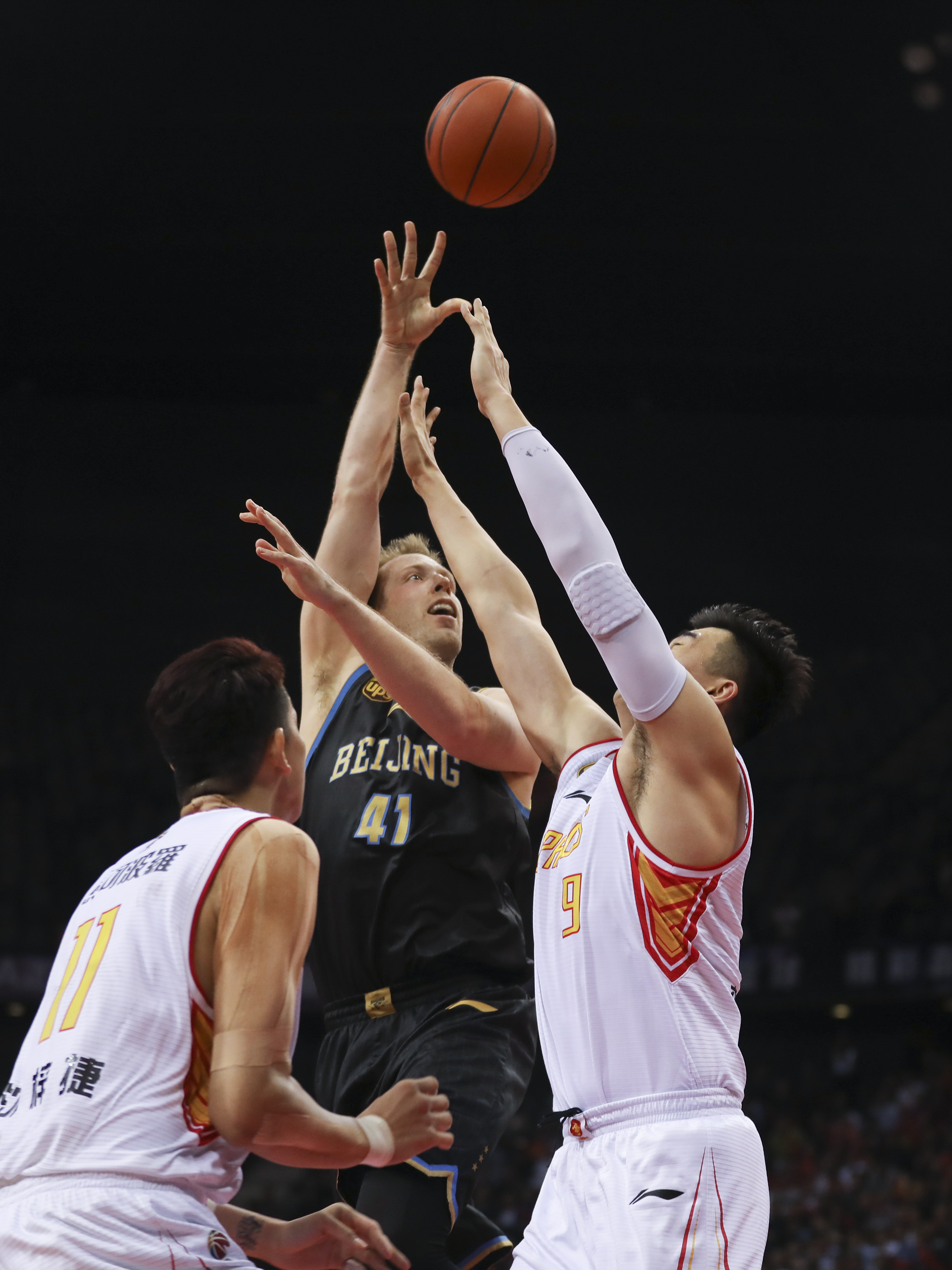 孔帕尼谈乌尔比希：他从诺伊尔身上学到了很多，正在稳步成长（孔帕尼：乌尔比希从诺伊尔身上获益良多，正稳步提升）