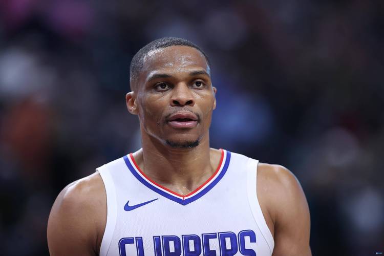 火药味！陶汉林垫脚纪卓违体犯规引刘维伟暴怒 冲到球场内质疑裁判吃T（赛场火药味十足：陶汉林疑似垫脚、纪卓违体，刘维伟怒闯场内质疑判罚被判技犯）