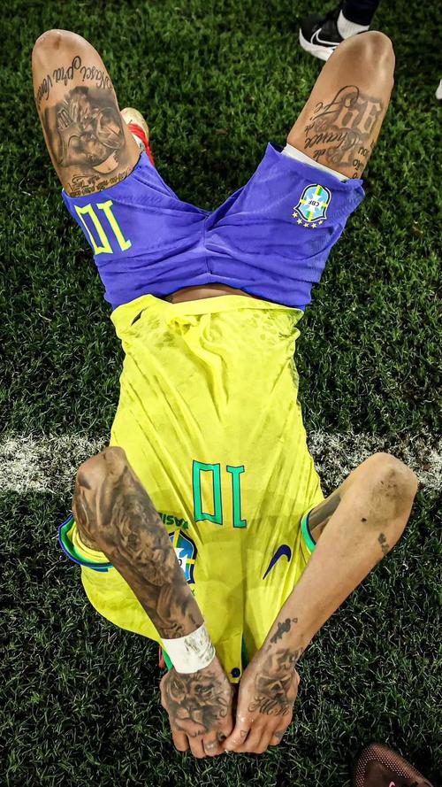 埃梅里：球迷们的支持非常重要，还需不断完善球队攻防体系（埃梅里：球迷支持至关重要，球队攻防仍需持续优化）