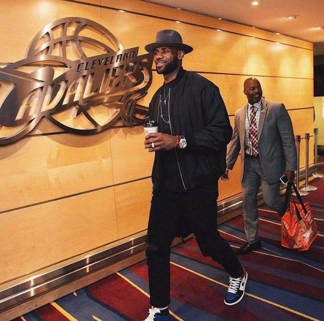 每体：巴萨关注外租门将雅科比什维利，他有望成为巴萨二号守门员（每体：巴萨盯上外租门将雅科比什维利，或将出任球队二号门将）