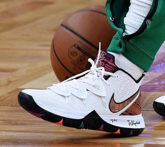 梅西、C罗离开欧洲，足坛进入后梅罗时代，三名新星身价达2亿欧元，形成三“骄”格局。（梅西、C罗相继告别欧洲，后梅罗时代开启：三大新星身价达2亿欧，三“骄”格局成型）