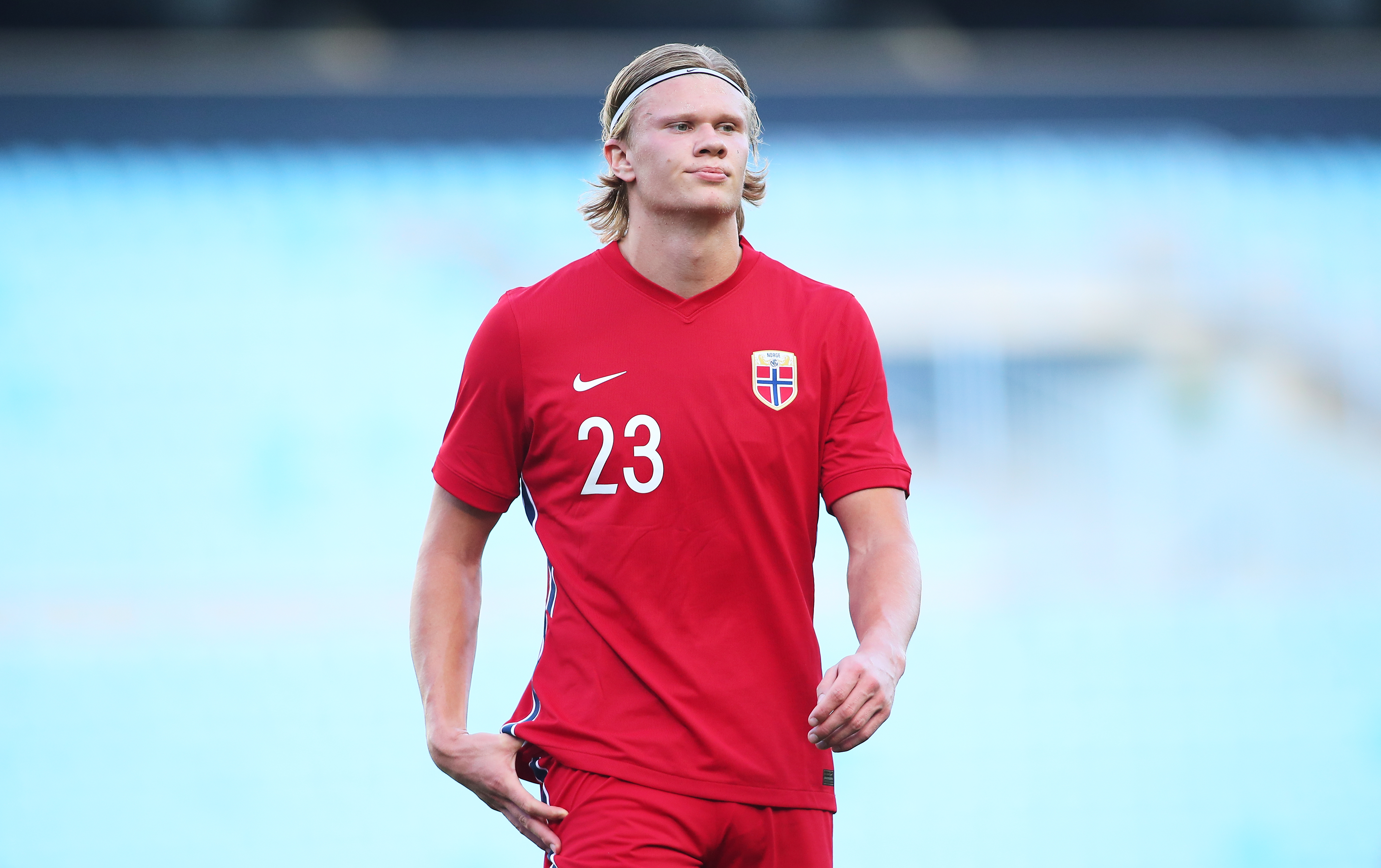 意甲保级大战：帕尔马客场击败比萨，恩佐拉红牌离场（保级焦点战：帕尔马客胜比萨，恩佐拉染红被逐）