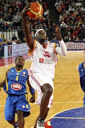 费内巴切门将利瓦科维奇自租借加盟赫罗纳以来，还没...（租借加盟赫罗纳后，费内巴切门将利瓦科维奇至今仍未...）