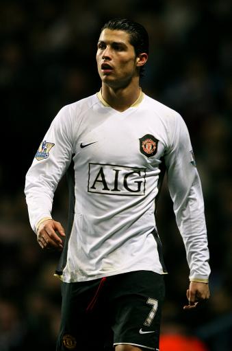 雷克瑟姆队长：在主场竟然有卡迪夫球迷挑衅我，我把他拳击了（雷克瑟姆队长：主场遭卡迪夫球迷挑衅，我出拳回应）