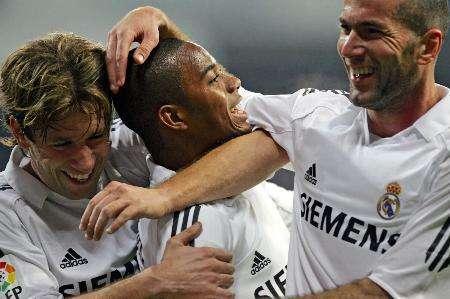 被批把队长袖标扔在地上泄愤，曼德拉戈拉：是队友没接住（被指怒扔队长袖标泄愤，曼德拉戈拉澄清：是传给队友，没接到才落地）