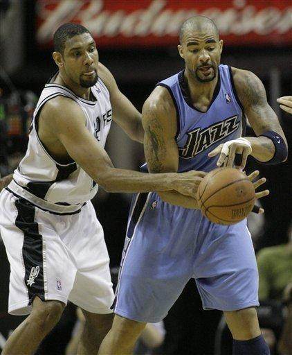 成魔咒？此前取得NBA杯冠军的雄鹿和湖人均在次年止步小组赛（NBA杯冠军陷魔咒？雄鹿与湖人次年均小组赛出局）